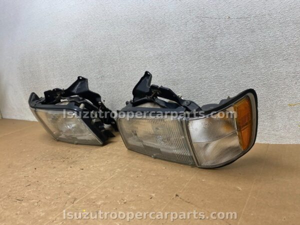OEM Headlight & Corner Light Set for 1988–1991 Isuzu Trooper – Rare Complete Front Lighting Upgrade