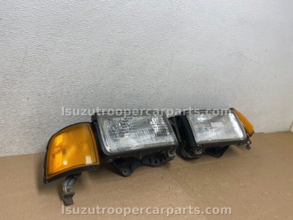 OEM Headlight & Corner Light Set for 1988–1991 Isuzu Trooper – Rare Complete Front Lighting Upgrade