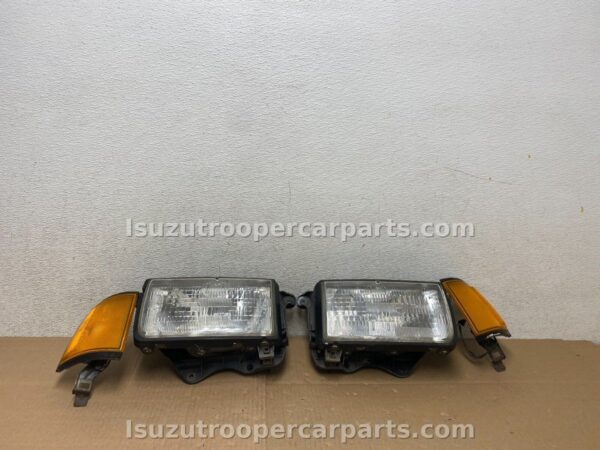 OEM Headlight & Corner Light Set for 1988–1991 Isuzu Trooper – Rare Complete Front Lighting Upgrade