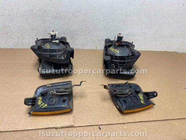 OEM Headlight & Corner Light Set for 1988–1991 Isuzu Trooper – Rare Complete Front Lighting Upgrade