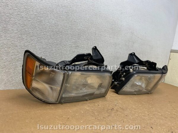 OEM Headlight & Corner Light Set for 1988–1991 Isuzu Trooper – Rare Complete Front Lighting Upgrade
