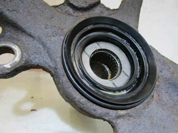 Isuzu Trooper Duty 3.0 Left Front Axle Wheel Hub Mount Steering Knuckle - 1995-2002 2nd Gen