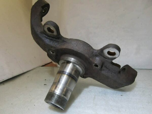 Isuzu Trooper Duty 3.0 Left Front Axle Wheel Hub Mount Steering Knuckle - 1995-2002 2nd Gen