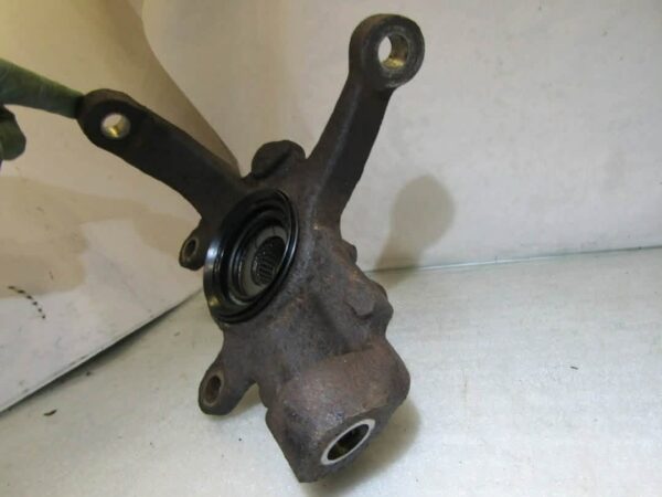 Isuzu Trooper Duty 3.0 Left Front Axle Wheel Hub Mount Steering Knuckle - 1995-2002 2nd Gen