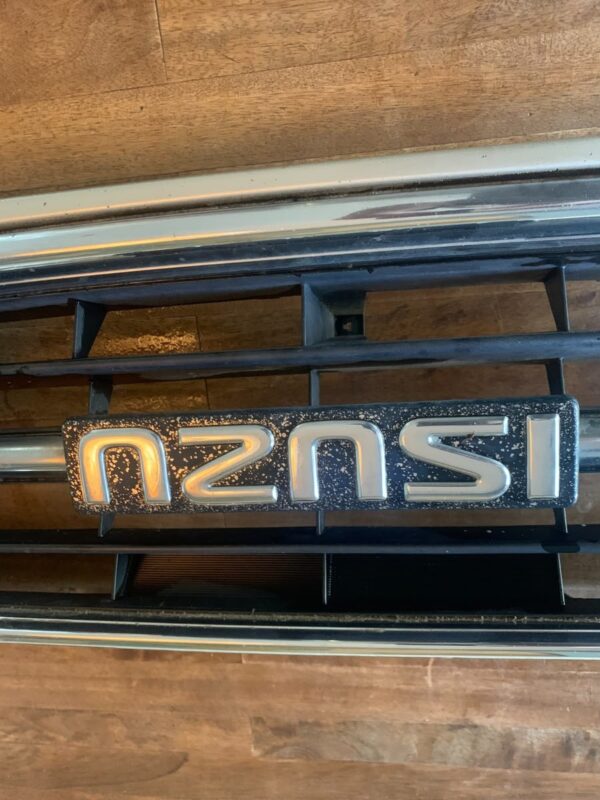 1998–2000 Isuzu Trooper Grille – Aftermarket Replacement