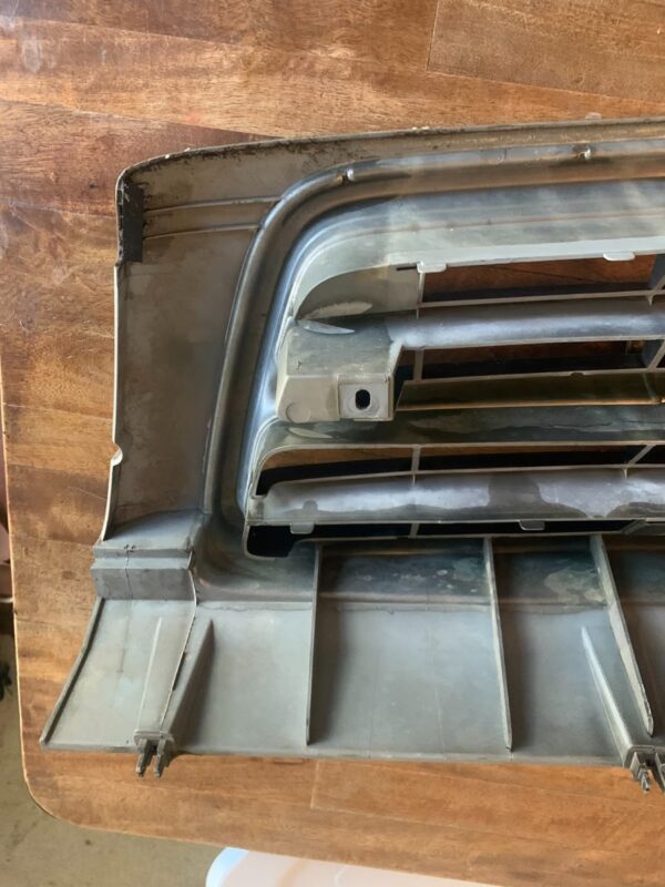 1998–2000 Isuzu Trooper Grille – Aftermarket Replacement