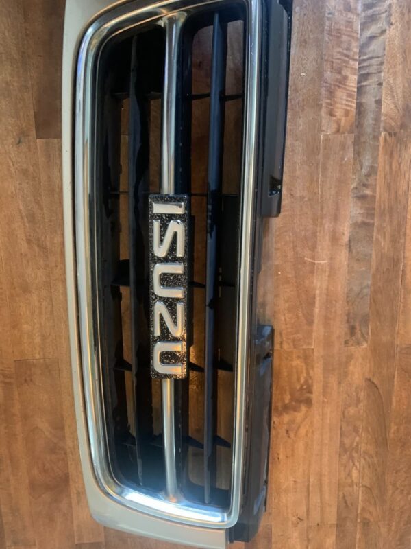 1998–2000 Isuzu Trooper Grille – Aftermarket Replacement