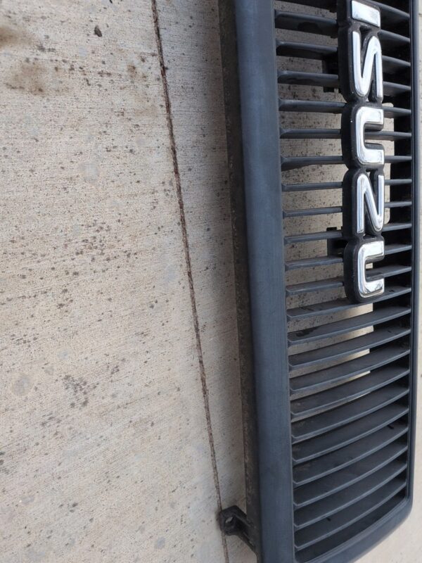 IMG_1559 Isuzu Trooper Front Grille Assembly 1991-1994 Isuzu Trooper Models