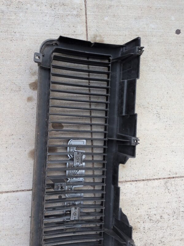 IMG_1563 Isuzu Trooper Front Grille Assembly 1991-1994 Isuzu Trooper Models